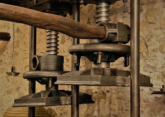 Liotrivi Historical Mansion And Boutique Μονεμβασιά